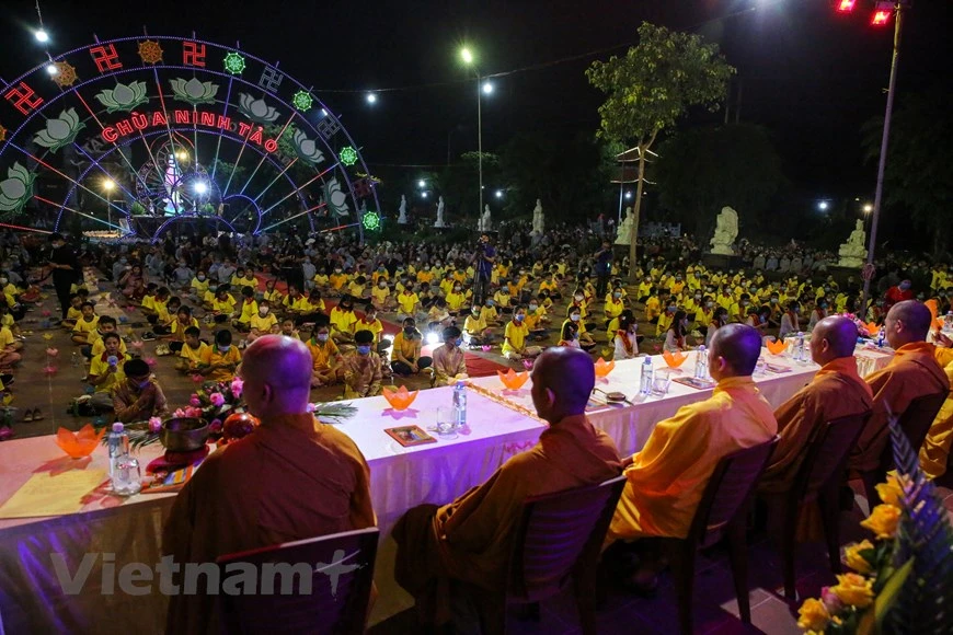 En la noche del 2 de septiembre o 15 de julio del calendario lunar, en la pagoda de Ninh Tao del distrito de Thanh Liem, en la provincia norteña vietnamita de Ha Nam, la inauguración de la gran ceremonia de gratitud filial, el Vu Lan, atrajo la participación de miles de budistas de todo el país. El Vu Lan es una bella costumbre en la cultura vietnamita, celebrada cuando tiene lugar la luna llena en julio y las personas se encuentran en un estado puro de meditación, con el fin de expresar el agradecimiento y la debida compensación a los padres.