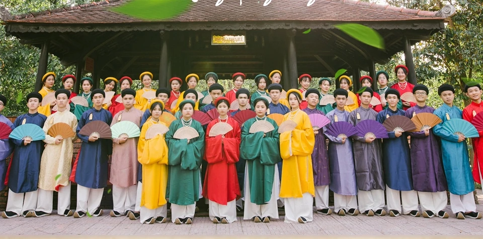 Estudiantes de la ciudad antigua imperial de Hue con el traje Ao Tac (Fuente: VNA)