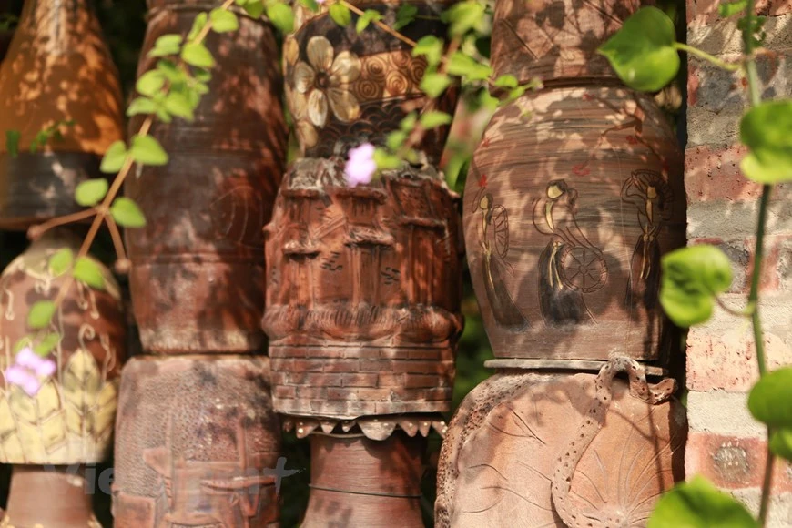 A lo largo de muchos años, la aldea de Huong Canh, en el distrito de Binh Xuyen de la provincia norteña de Vinh Phuc, ha ganado fama por sus productos cerámicos con estilo rústico. La cerámica de Huong Canh es conocida por su revestimiento repelente al agua, por lo que preserva el sabor de los contenidos. Los aldeanos han dedicado esfuerzos a mantener y promover la alfarería pese a los altibajos. Según los artesanos, la loza puede conservar el sabor y la temperatura del té, y la concentración de alcohol en bebidas, además de preservar las semillas. Por esas razones, los productos cerámicos de Huong Canh son populares entre los consumidores y están presentes en todo el país. (Fuente: Vietnamplus) 