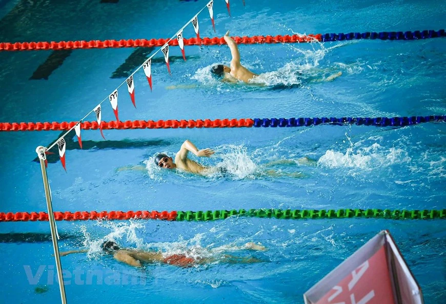 Vietnam contará con 32 representantes en las pruebas de natación en los XXXI Juegos Deportivos del Sudeste Asiático (SEA Games 31), con el reto de ubicarse entre uno de los tres mejores puestos en el medallero. Le Thanh Huyen, jefa de Natación del Departamento General de Educación Física y Deportes de Vietnam, subrayó que el equipo planea alcanzar de seis a ocho medallas de oro en las competencias regionales, nivel más bajo en comparación con la edición anterior de los SEA Games. Los entrenadores creen que la ausencia de Anh Vien, mejor atleta de la natación vietnamita en la rama femenina, pudiera afectar el rendimiento de la delegación en los SEA Games 31. (Fuente: Vietnamplus)