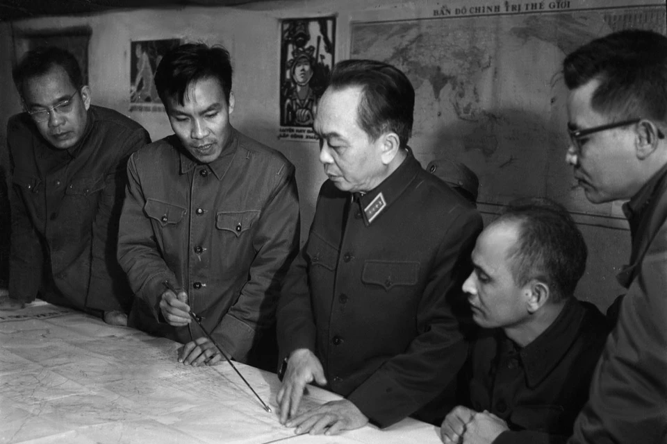 O General Vo Nguyen Giap visitou o Comando de Defesa Aérea Antiaérea em 30 de dezembro de 1972, que era a força central junto com o Exército e o povo de Hanói para derrotar o ataque estratégico da Força Aérea dos EUA à cidade. (Fonte: VNA)