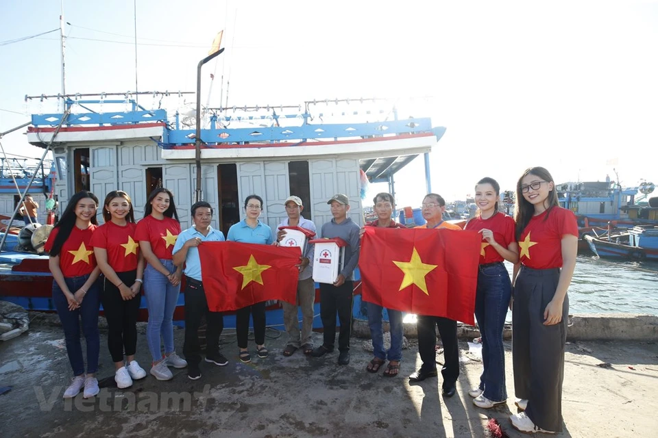 El Comité Organizador del Maratón de periódico Tien Phong entregó tres mil banderas nacionales y 200 botiquines a los pescadores en el puerto pesquero de An Hai, distrito isleño de Ly Son. (Foto: Vietnam+)