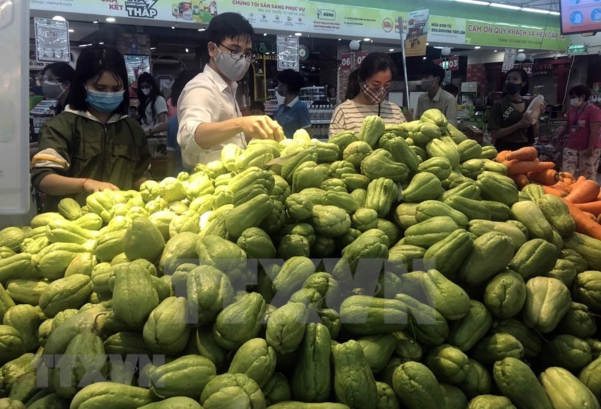 Abundantes productos se encuentran en los estantes del supermercado Big C Thang Long en Hanoi (Foto: VNA)