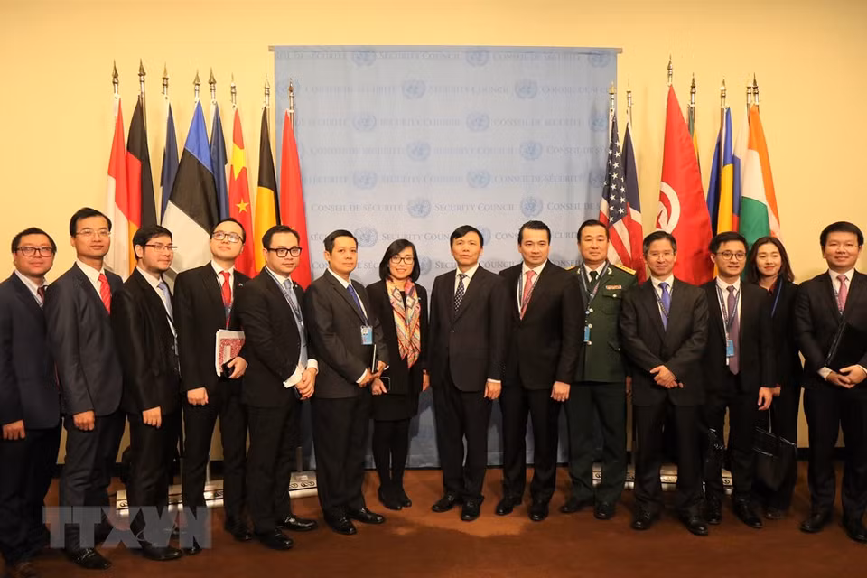 El embajador Dang Dinh Quy, y funcionarios de la misión vietnamita antes la ONU en la ceremonia de juramento en Nueva York (Foto: VNA)
