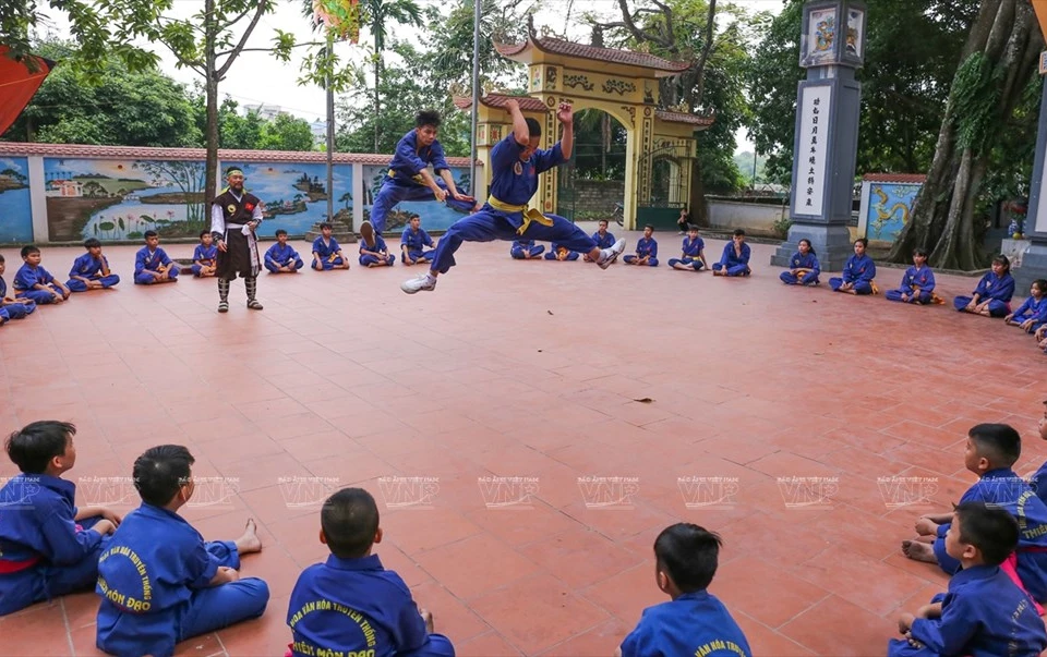 Una práctica de contrapeso en preparación para un festival en la Escuela de Artes Marciales Thien Mon Dao (Foto: VNA)