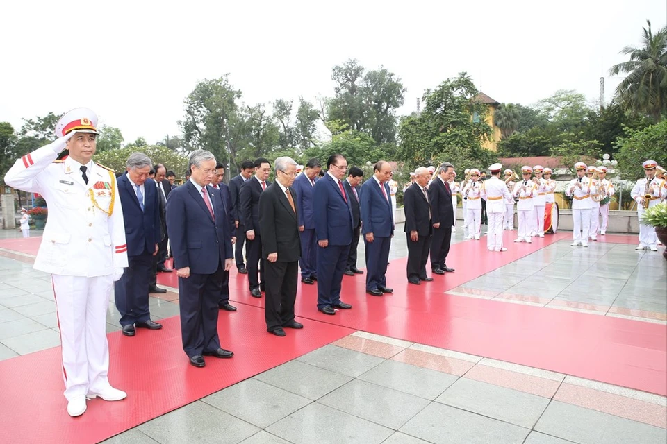 Dirigentes del Partido y Estado de Vietnam rindieron el 30 de abril un homenaje póstumo antes el Monumento a los Mártires con motivo del 45 aniversario del Día de la Reunificación Nacional. (Foto: VNA)