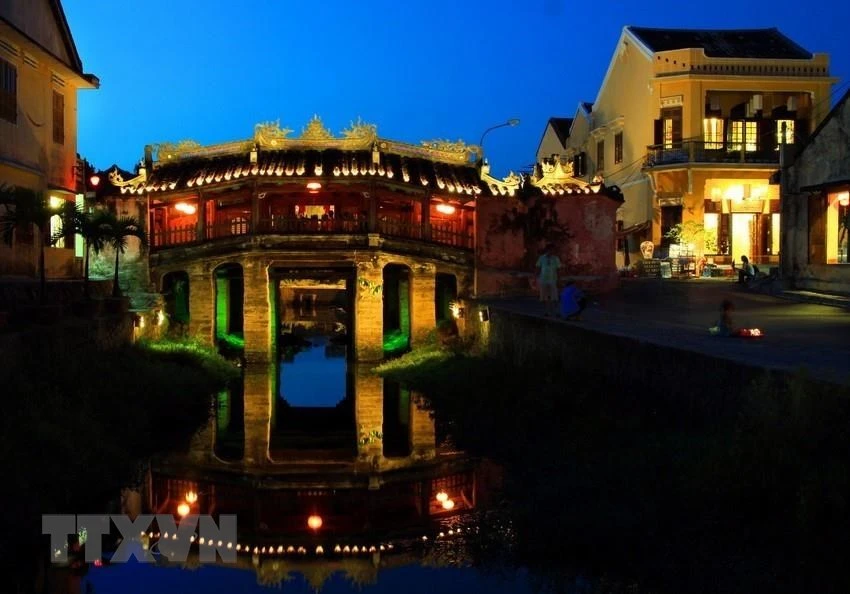 Puente Cau, también conocido como Puente de Japón, construido en el siglo XVI con estilo de la arquitectura japonesa cuando llegaron los comerciantes y marineros nipones a Vietnam. Se trata de uno de los puntos preferidos de turistas tanto del día como de la noche. (Fuente: VNA)