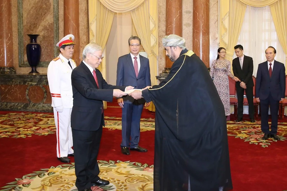 El Secretario General del Partido Comunista y Presidente Nguyen Phu Trong recibió al nuevo embajador de Omán, Saleh Mohamed Ahmed Al Saqri (Foto: VNA)