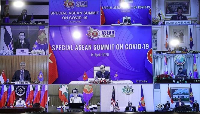 El primer ministro vietnamita, Nguyen Xuan Phuc, como presidente de la ASEAN en 2020, presidió las cumbres ASEAN y ASEAN + 3 sobre COVID-19, el 14 de abril de 2020 (Foto: VNA)