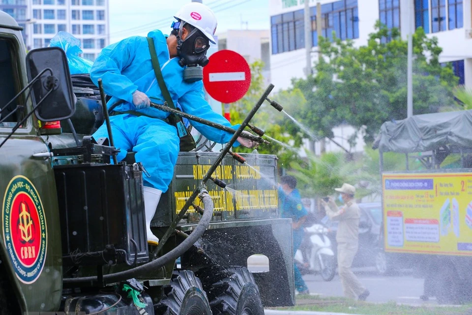 Militares de defensa química desinfectan calles del distrito de Son Tra para evitar el contagio del coronavirus. (Foto: VNA)