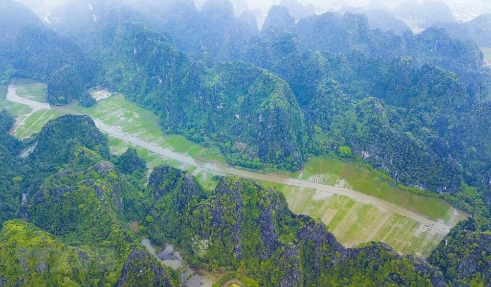 Tam Coc (tres cuevas) es una zona de Vietnam que transcurre entre arrozales, bañada por el rio Ngo Dong salpicada por formaciones rocosas kársticas y cuevas de piedra caliza. (Fuente: VNA)