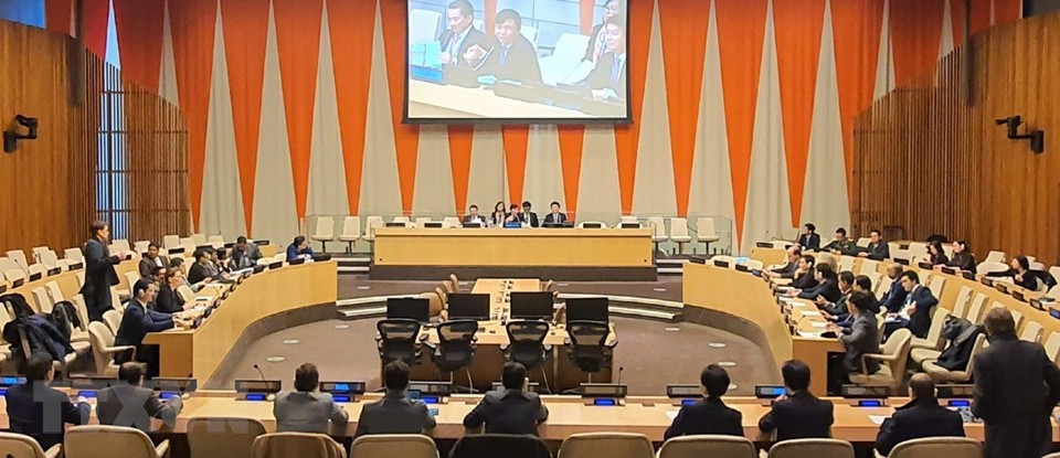 El embajador Dang Dinh Quy, y funcionarios de la misión vietnamita antes la ONU en la ceremonia de juramento en Nueva York (Foto: VNA)