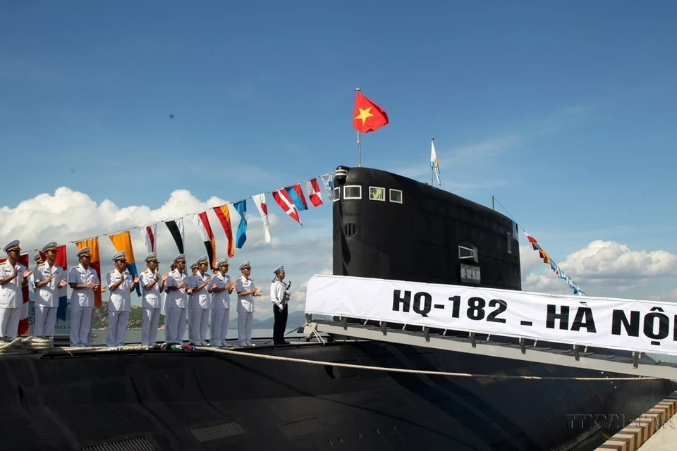 Ceremonia de izamiento de la bandera nacional de los submarinos HQ-182 Hanoi y HQ-183 Ciudad Ho Chi Minh (Khanh Hoa, 2014). (Foto: VNA).