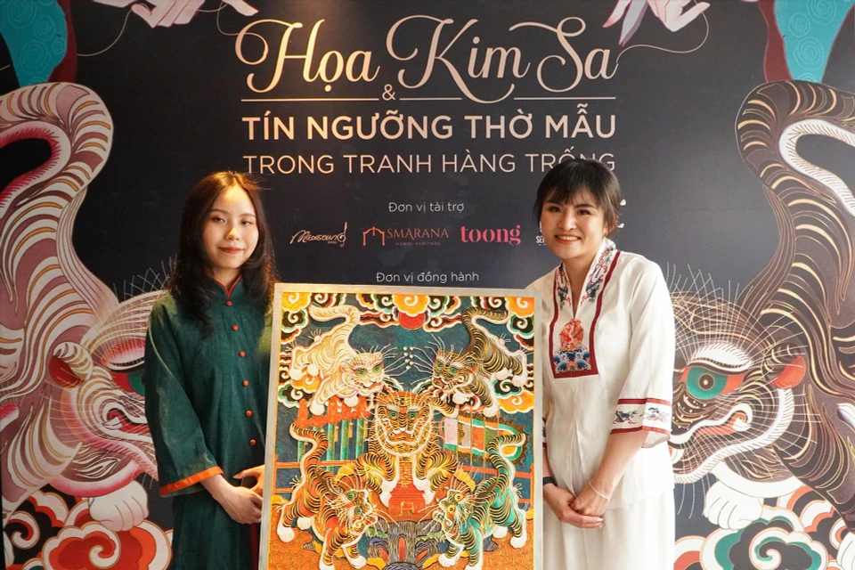 El Grupo Hoa Gam presenta la pintura popular “Cinco Dioses Tigres” que pertenece a los tipos de pintura folklórica de Hang Trong, transformada y perfeccionada por la técnica de esmaltado o Hoa kim sa. (Fuente: Revista Ilustrada Vietnam)