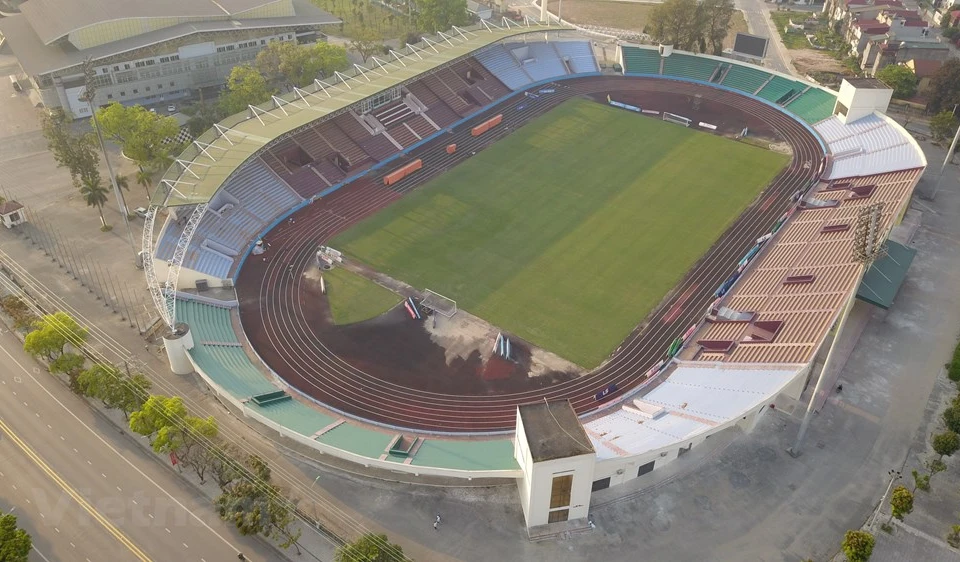 Con una capacidad diseñada de alrededor de 20 mil asientos, el estadio de Viet Tri, en la provincia norvietnamita de Phu Tho, empezó a construirse en la década de 1960 y, hasta 2005, el Comité Popular de la localidad invirtió cuatro millones 347 mil dólares para el mejoramiento de su infraestructura. Debido al paso de muchos años, el campo había sido abandonado, por lo cual diversos elementos en su interior se deterioraron. Sin embargo, en los últimos tiempos, el movimiento de educación física y deportivo han captado la atención especial del Comité del Partido Comunista de Vietnam en la provincia y el Comité Popular de Phu Tho, especialmente el fútbol. (Fuente:Vietnamplus)