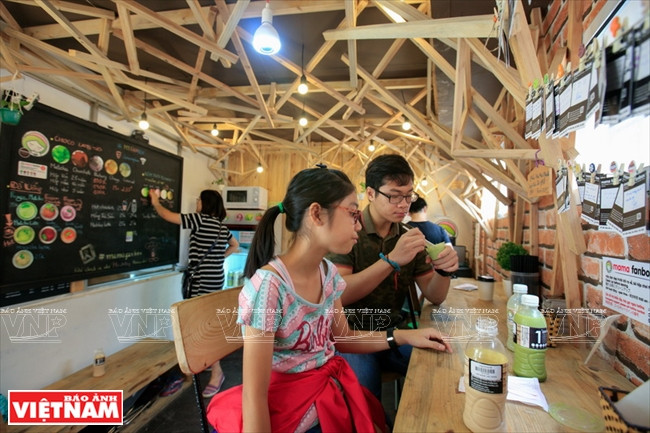 Los clientes pueden disfrutar de bebidas y comidas en el área limpia, única de la tienda (Fuente: VNA)