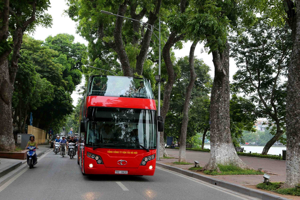  Hanoi pondrá en servicio autobuses de dos pisos. Foto: El autobús City Tour recorre por el Lago de Hoan Kiem. (VNA)