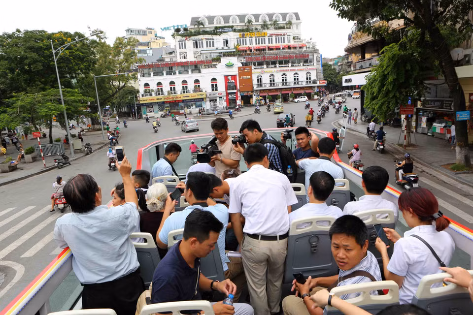 Hanoi pondrá en servicio autobuses de dos pisos. Foto: Turistas experimentan el nuevo servicio. (VNA)