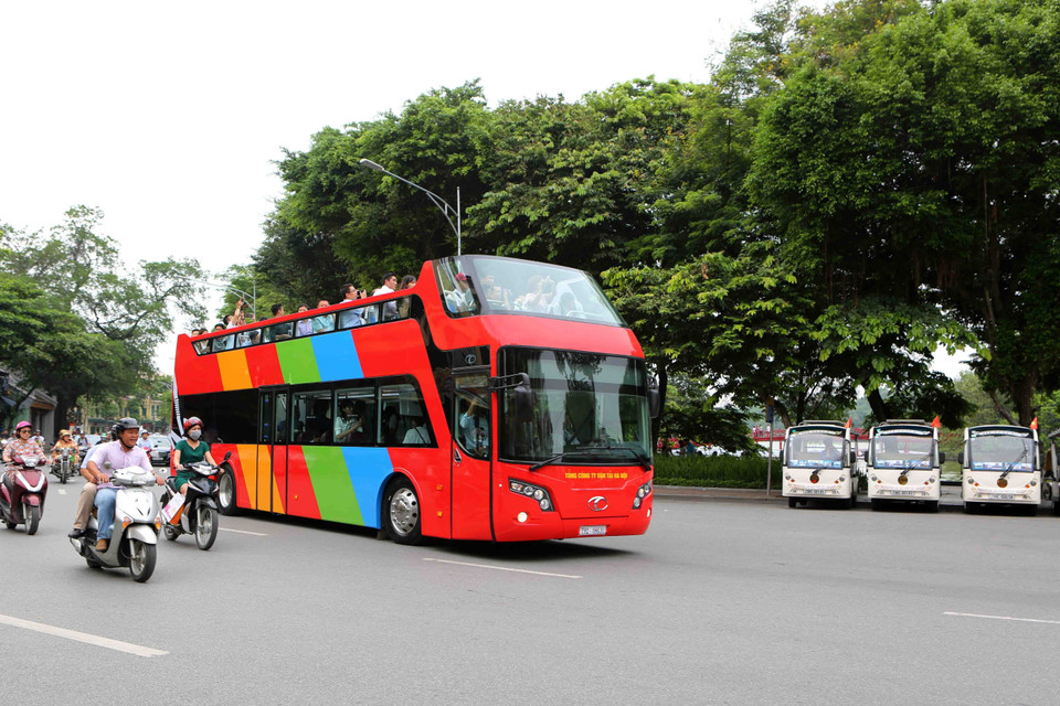 Hanoi pondrá en servicio autobuses de dos pisos. Foto: El autobús City Tour recorre por el Lago de Hoan Kiem. (VNA)
