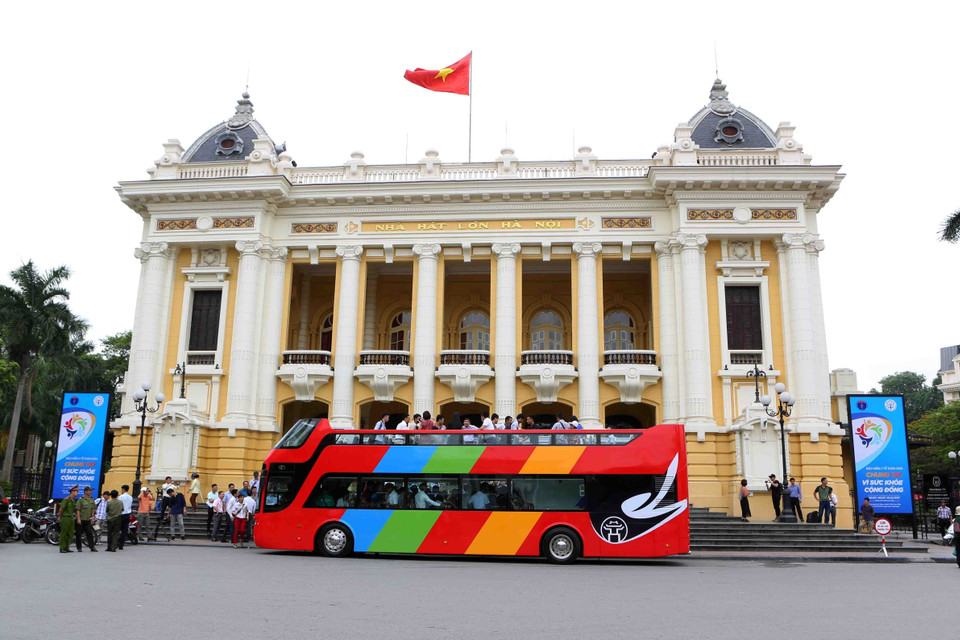 Hanoi pondrá en servicio autobuses de dos pisos. Foto: El autobús City Tour en la primera parada en el Gran Teatro de Hanoi. (VNA)