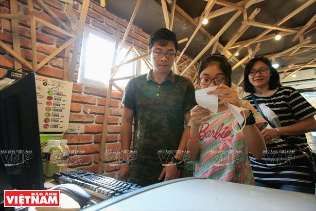 Una cliente mira a su resumen antes de pagar (Fuente: VNA)