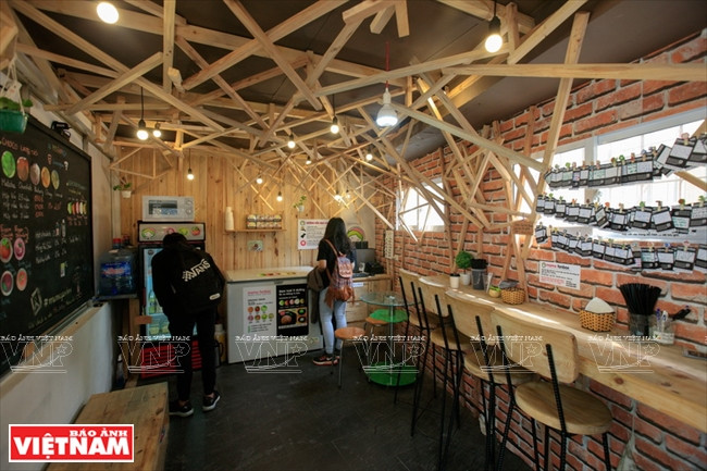 La pequeña cafetería es diseñada en el estilo japonés (Fuente: VNA)