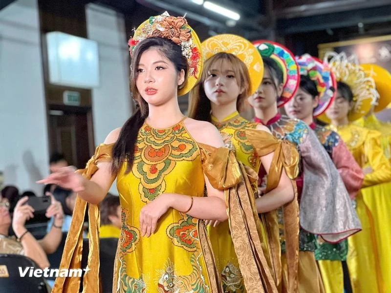 El desfile de moda "Colores patrimoniales" que tiene como objetivo honrar e mostrar los valores culturales tradicionales vietnamitas a través de sus trajes y tendrá lugar a a las 7 de la noche (hora local) del 16 de noviembre en el espacio de la Casa Antigua en 22 Hang Buom, distrito Hoan Kiem, Hanoi. (Foto: Vietnam+)