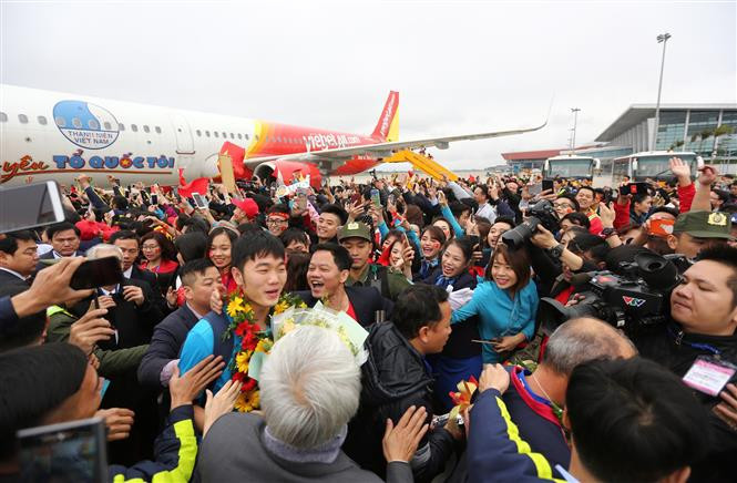 La selección de fútbol sub-23 de Vietnam regresó hoy a su país, en el caluroso abrazo de fanáticos (Fuente: VNA)