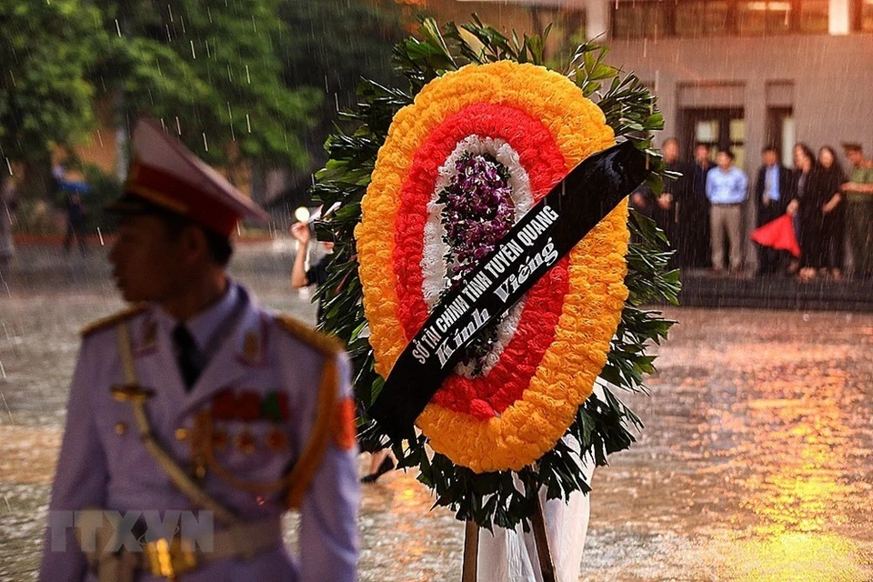 Bajo la lluvia, pobladores de Hanoi y otras provincias vietnamitas llegan a rendir homenaje al presidente Tran Dai Quang (Fuente: VNA)