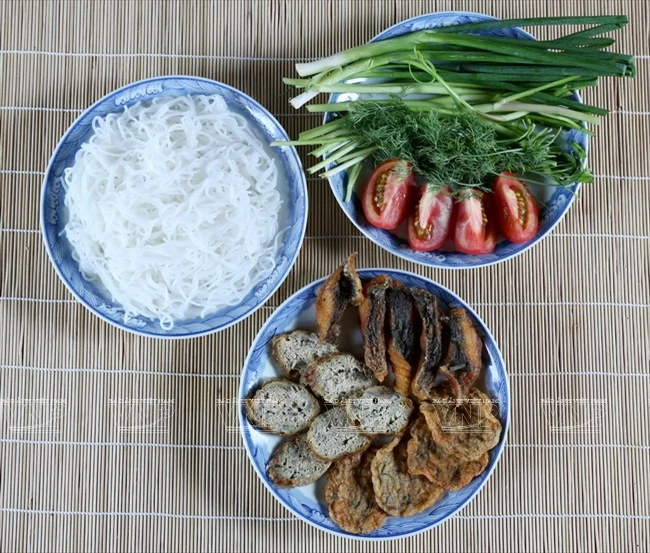 Los ingredientes principales para elaborar la sopa de fideos con pescado son fideos finos de arroz, rollos de pescado y perca trepadora frita.