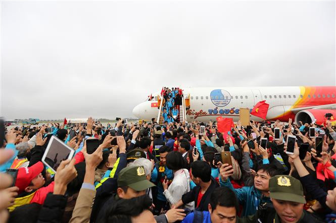 La selección de fútbol sub-23 de Vietnam regresó hoy a su país, en el caluroso abrazo de fanáticos (Fuente: VNA)