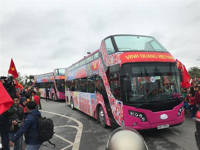 La selección de fútbol sub-23 de Vietnam regresó hoy a su país, en el caluroso abrazo de fanáticos (Fuente: VNA)