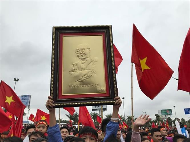 Vietnam en pie para dar bienvenida a sus gladiadores en rojo (Fuente: VNA)