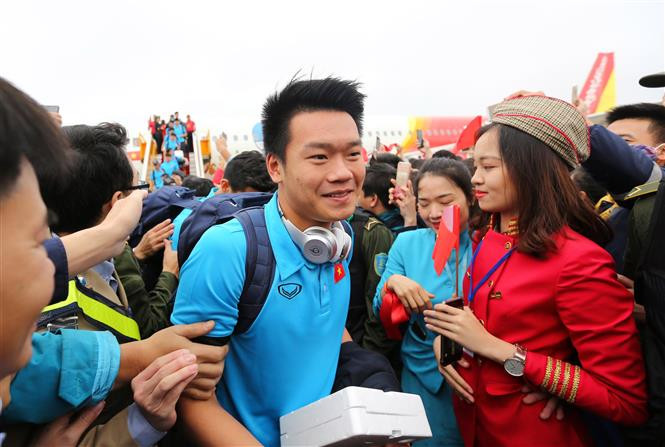 La selección de fútbol sub-23 de Vietnam regresó hoy a su país, en el caluroso abrazo de fanáticos (Fuente: VNA)