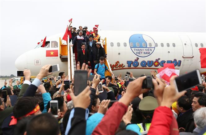 La selección de fútbol sub-23 de Vietnam regresó hoy a su país, en el caluroso abrazo de fanáticos (Fuente: VNA)