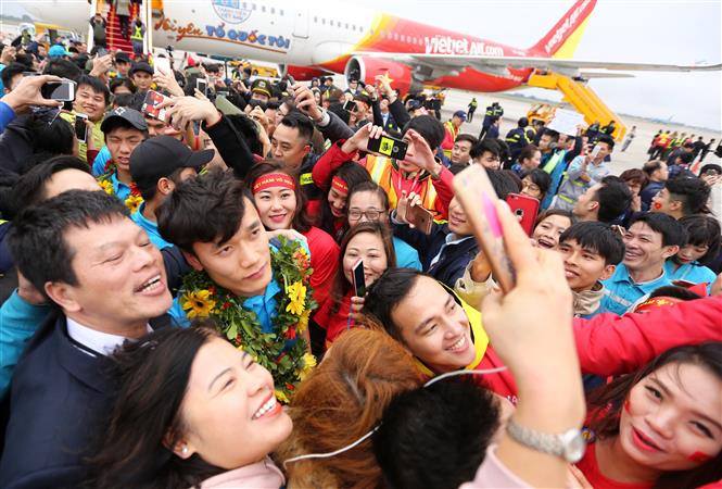 La selección de fútbol sub-23 de Vietnam regresó hoy a su país, en el caluroso abrazo de fanáticos (Fuente: VNA)