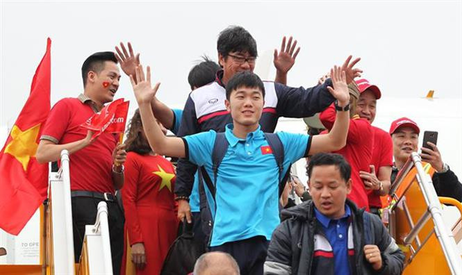 Vietnam en pie para dar bienvenida a sus gladiadores en rojo (Fuente: VNA)