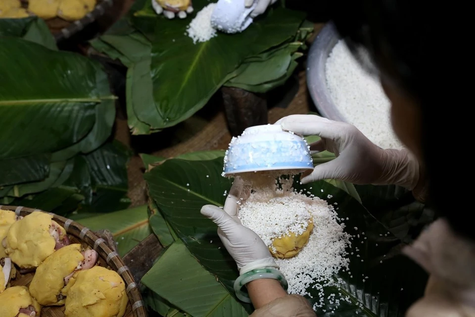 Los ingredientes son arroz, judía, carne de cerdo y hojas de una planta típica de Vietnam (Fuente: VNA) 