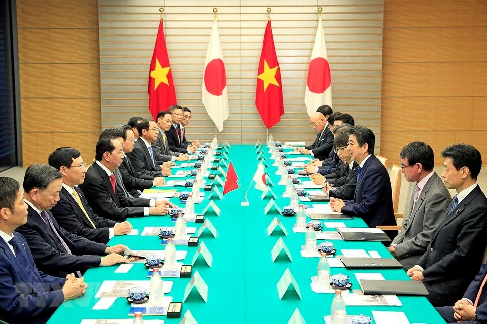 El presidente de Vietnam, Tran Dai Quang, se reunió con el primer ministro de Japón, Shinzo Abe (Fuente: VNA)