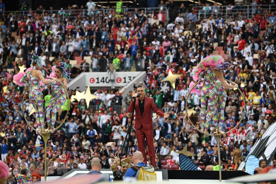 Cantante británico Robbie Williams actúa en la ceremonia (Fuente: VNA)