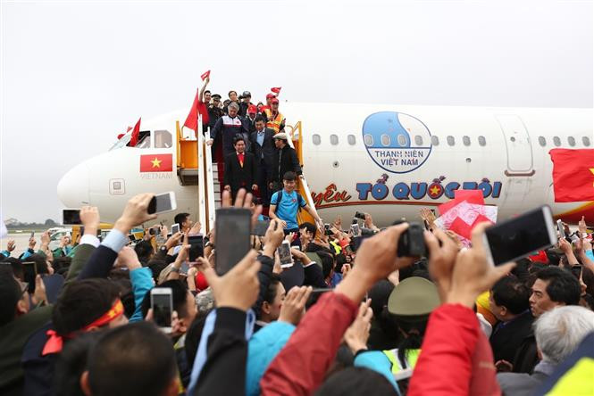 La selección de fútbol sub-23 de Vietnam regresó hoy a su país, en el caluroso abrazo de fanáticos (Fuente: VNA)