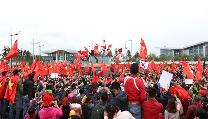 Vietnam en pie para dar bienvenida a sus gladiadores en rojo (Fuente: VNA)