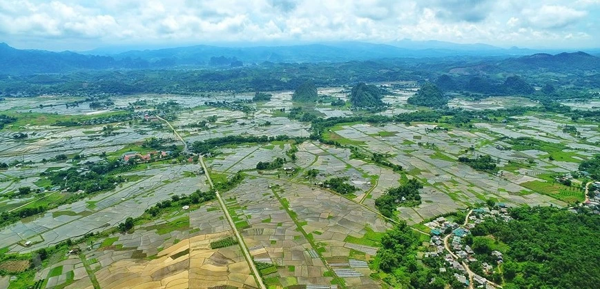 El camino sinuoso a la aldea de Chien de la etnia minoritaria Muong en la provincia norvietnamita de Hoa Binh corre entre montañas y campos de arroz tan hermosos como una pintura de la ruralidad apacible. (Foto: VNA)