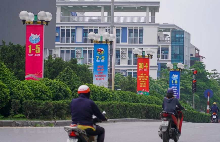 En estos días, las calles de Hanoi se cubren de banderas, flores y del orgullo de la población ante las celebraciones del 47 aniversario del triunfo del 30 de abril de 1975, fecha que marcó la liberación del sur y la reunificación nacional. El evento del 30 de abril de 1975, hito del fin de la guerra de resistencia contra el imperialismo estadounidense es la victoria de la justicia y muestra el orgullo nacional bajo el espíritu "Nada es más precioso que la independencia y la libertad", además de evidenciar la acertada línea de liderazgo del Partido Comunista de Vietnam y la tradición heroica de la nación. (Foto: Vietnamplus) 