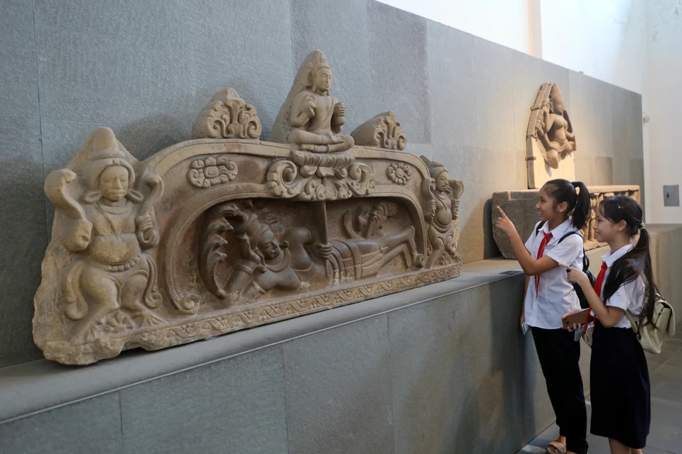 Estudiantes de Da Nang aprenden sobre el relieve de Brahma, reconocido como Tesoro Nacional en 2024. (Foto: VNA)