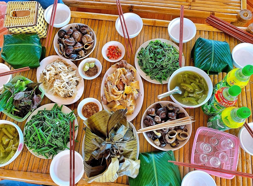 Al ir a la provincia norteña de Hoa Binh de abril a agosto, tienes oportunidades de disfrutar muchas especialidades de los Muong, tales como pescado de río al vapor, ensalada de brotes de bambú, pollo viejo, arroz pegajoso morado y especialmente caracoles de roca. Hoa Binh es una provincia montañosa del noroeste de Vietnam y se ubica a 73 kilómetros de la capital Hanoi. Aquí conviven seis minorías étnicas, la mayoría los Muong, que representa el 63,3 por ciento de la población, seguida por los King (27,73 por ciento), Thai (3,9 por ciento), Dao (1,7 por ciento), Tay (2,7 por ciento) y Mong (0,52 por ciento). (Foto: Vietnam +) 