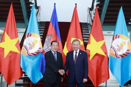 El secretario general del PCV, To Lam (derecha), se reúne con el presidente del PPC y titular del Senado de Camboya, Hun Sen (Foto: VNA)