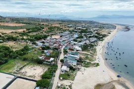 Vista de la aldea de Vinh Truong, comuna de Phuoc Dinh, distrito de Thuan Nam de Ninh Thuan, que se encuentra en el área donde se suspendió la construcción de la planta de energía nuclear Ninh Thuan 1 y se invirtió en obras de infraestructura esenciales. (Foto: VNA)