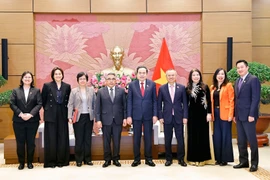 El presidente de la Asamblea Nacional, Tran Thanh Man (centro), y el embajador de Filipinas, Meynardo L.B. Montealegre (cuarto, desde la izquierda) (Foto: VNA)