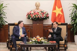 El secretario del Comité Central del Partido Comunista y ministro interino de Relaciones Exteriores de Vietnam, Le Hoai Trung (derecha), conversa con el embajador de Washington en Hanoi, Marc Knapper. (Foto: VNA)